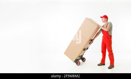 Lieferung Mann hält Push Cart voller Kartons auf weißem Hintergrund Stockfoto