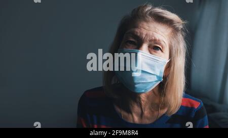 Porträt der alten grauhaarigen Frau mit medizinischer Maske. Hochwertige Fotos Stockfoto