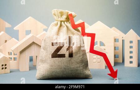 Stadtwohngebäude und polieren Zloty Geldbeutel mit einem roten Pfeil nach unten. Das Konzept der Low-Cost-Immobilien. Niedrigere Hypothekenzinsen. Falli Stockfoto