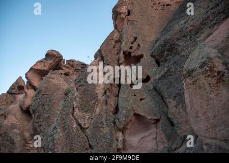 Chidago Canyon ist ein natürlicher vulkanischer Canyon in Mono County, CA, USA, der breit genug ist, um mit einem Fahrzeug gleichzeitig durchzufahren. Stockfoto