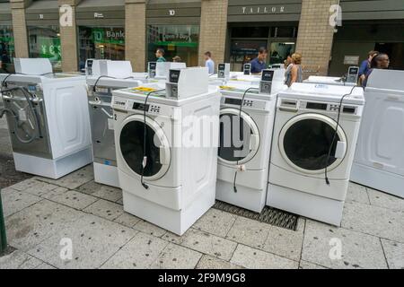 New York, USA. August 2019. Eine Lieferung von Waschmaschinen der Marke Maytag an ein Wohngebäude in New York am Dienstag, den 6. August 2019. Maytag ist eine Marke von Whirlpool. (Foto von Richard B. Levine) Quelle: SIPA USA/Alamy Live News Stockfoto