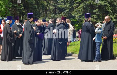 PJATIGORSK, RUSSLAND - 09. MAI 2017: Priester in traditioneller Kleidung auf der Straße Stockfoto