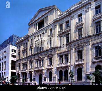 Das neoklassizistische Gebäude der griechischen Nationalbank (rechts) und das moderne Gebäude der Alhpa Bank (links) in der Stadiou Straße, Athen, Griechenland Stockfoto