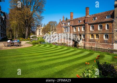 Queens College Cambridge und die Mathematical Bridge über den Fluss Cam. Das College wurde 1448 als Teil der University of Cambridge gegründet. Stockfoto