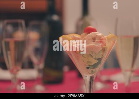 Frische Cocktailgarnelen können auf dem Tisch verzehrt werden. Stockfoto