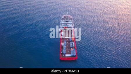 Offshore-Versorgungsschiff im ruhigen Meerwasser. Stockfoto