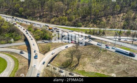 Über gedreht LKW-Unfall auf Autobahn Rampe, Pennsylvania, USA Stockfoto