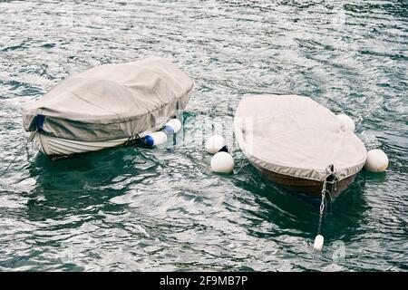 Überdachte angedockte lokale Boote auf dem schönen See in Italien. Stockfoto