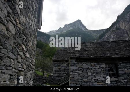 Calnegia, abgelegenes Bergdorf mit traditionellen Steinhäusern im Tessin, Schweiz Stockfoto