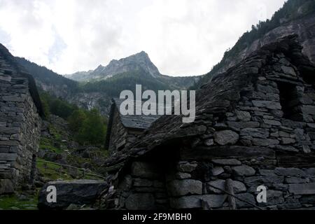 Calnegia, abgelegenes Bergdorf mit traditionellen Steinhäusern im Tessin, Schweiz Stockfoto