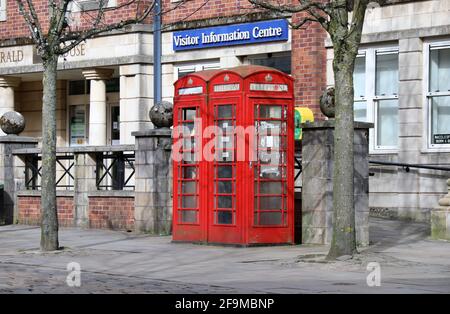 Gelistete K6-Telefonkiosks in der Cheshire-Stadt Macclesfield Stockfoto