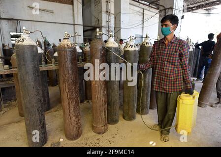 Prayagraj, Indien. April 2021. Ein Arbeiter desinfiziert medizinische Sauerstoffflaschen, die in COVID-19-Krankenhäusern in Prayagraj, Indiens nördlichem Bundesstaat Uttar Pradesh, am 19. April 2021 verwendet werden. Indiens COVID-19-Zahlen übertrafen die 15-Millionen-Marke und erreichten am Montag 15,061,919, was die neuesten Daten des Bundesgesundheitsministeriums offenbarte. In den letzten 24 Stunden gab es einen Anstieg von 273,810 COVID-19-Fällen. Dies ist der dritte Tag in Folge, an dem das Land einen einzigen Anstieg von über 250,000 neuen Fällen erlebt hat. Quelle: Str/Xinhua/Alamy Live News Stockfoto