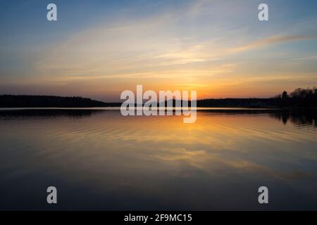 See und Wald bei Sonnenuntergang in Katrineholm Schweden. Schöne skandinavische Natur und Landschaft. Ruhiges, friedliches Foto. Stockfoto