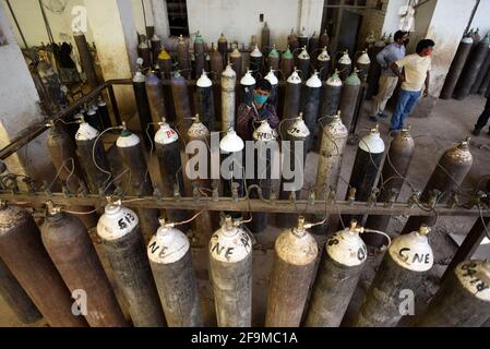 Prayagraj, Indien. April 2021. Ein Arbeiter füllt medizinische Sauerstoffflaschen, die in den COVID-19-Krankenhäusern in Prayagraj, Indiens nördlichem Bundesstaat Uttar Pradesh, verwendet werden, 19. April 2021. Indiens COVID-19-Zahlen übertrafen die 15-Millionen-Marke und erreichten am Montag 15,061,919, was die neuesten Daten des Bundesgesundheitsministeriums offenbarte. In den letzten 24 Stunden gab es einen Anstieg von 273,810 COVID-19-Fällen. Dies ist der dritte Tag in Folge, an dem das Land einen einzigen Anstieg von über 250,000 neuen Fällen erlebt hat. Quelle: Str/Xinhua/Alamy Live News Stockfoto