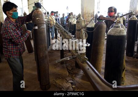 Prayagraj, Indien. April 2021. Arbeiter füllen medizinische Sauerstoffflaschen, die in den COVID-19-Krankenhäusern in Prayagraj, Indiens nördlichem Bundesstaat Uttar Pradesh, verwendet werden, 19. April 2021. Indiens COVID-19-Zahlen übertrafen die 15-Millionen-Marke und erreichten am Montag 15,061,919, was die neuesten Daten des Bundesgesundheitsministeriums offenbarte. In den letzten 24 Stunden gab es einen Anstieg von 273,810 COVID-19-Fällen. Dies ist der dritte Tag in Folge, an dem das Land einen einzigen Anstieg von über 250,000 neuen Fällen erlebt hat. Quelle: Str/Xinhua/Alamy Live News Stockfoto