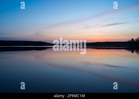 See und Wald bei Sonnenuntergang in Katrineholm Schweden. Schöne skandinavische Natur und Landschaft. Ruhiges, friedliches Foto. Stockfoto