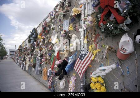 Oklahoma City, OK, USA. April 2021. Besucher wandern am 2001. Juli durch die Gedenkstätte im Stadtzentrum von Oklahoma City, um an die 168 Menschen zu erinnern, die beim Bombenanschlag auf das Murrah Federal Building am 19. April 1995 ums Leben kamen. Quelle: Bob Daemmrich/ZUMA Wire/Alamy Live News Stockfoto