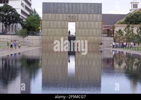 Oklahoma City, OK, USA. April 2021. Besucher wandern am 2001. Juli durch die Gedenkstätte im Stadtzentrum von Oklahoma City, um an die 168 Menschen zu erinnern, die beim Bombenanschlag auf das Murrah Federal Building am 19. April 1995 ums Leben kamen. Quelle: Bob Daemmrich/ZUMA Wire/Alamy Live News Stockfoto