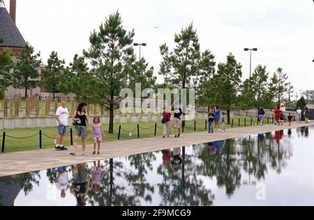 Oklahoma City, OK, USA. April 2021. Besucher wandern am 2001. Juli durch die Gedenkstätte im Stadtzentrum von Oklahoma City, um an die 168 Menschen zu erinnern, die beim Bombenanschlag auf das Murrah Federal Building am 19. April 1995 ums Leben kamen. Quelle: Bob Daemmrich/ZUMA Wire/Alamy Live News Stockfoto