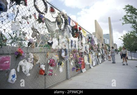 Oklahoma City, OK, USA. April 2021. Besucher wandern am 2001. Juli durch die Gedenkstätte im Stadtzentrum von Oklahoma City, um an die 168 Menschen zu erinnern, die beim Bombenanschlag auf das Murrah Federal Building am 19. April 1995 ums Leben kamen. Quelle: Bob Daemmrich/ZUMA Wire/Alamy Live News Stockfoto