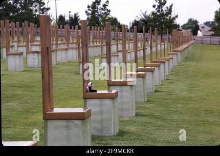 Oklahoma City, OK, USA. April 2021. Besucher wandern am 2001. Juli durch die Gedenkstätte im Stadtzentrum von Oklahoma City, um an die 168 Menschen zu erinnern, die beim Bombenanschlag auf das Murrah Federal Building am 19. April 1995 ums Leben kamen. Quelle: Bob Daemmrich/ZUMA Wire/Alamy Live News Stockfoto