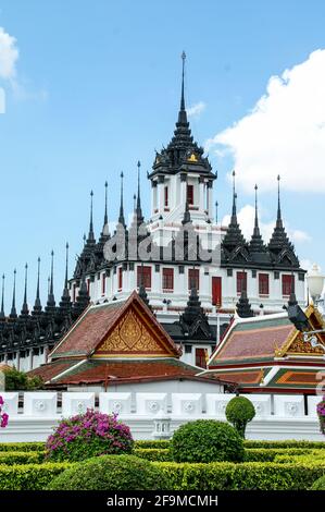 Wat Ratchanatdaram. Loha Prasat Tempel; Eisernes Kloster. Bangkok, Thailand Stockfoto