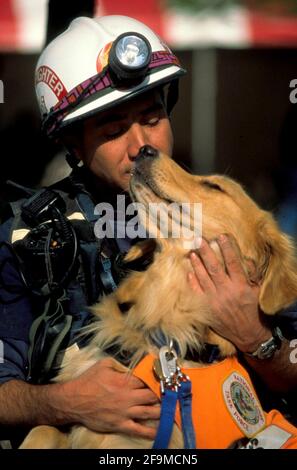 Oklahoma City, OK, USA. April 2021. Ein Feuerwehrmann stottert sein Rettungstier in der Innenstadt von Oklahoma City, während die Arbeiter nach dem Bombenanschlag vom 19. April 1995, bei dem 168 Menschen ums Leben kamen, darunter mehrere Kinder, weiterhin tagelang durch die Trümmer des Murrah Federeal Building sieben. Der Armeeveteran Timothy McVeigh wurde für die Morde verurteilt. Quelle: Bob Daemmrich/ZUMA Wire/Alamy Live News Stockfoto