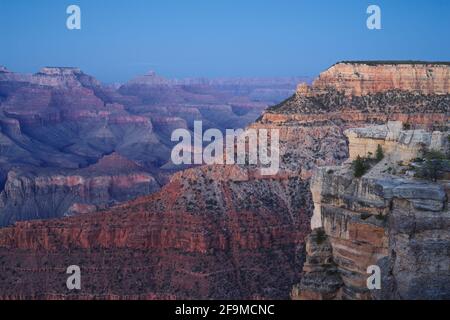 Langzeitbelichtung, aufgenommen in der Abenddämmerung des Grand Canyon, aufgenommen am Südrand. Stockfoto