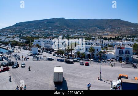 Paros Insel - Griechenland - Juni 7 2008 : Hochebene Ansicht des Hafens von Parikia mit Transport und Touristen am Kai Blauer Himmel - Kopierraum Stockfoto