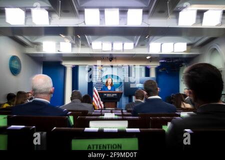 Washington, DC, USA. April 2021. Jen Psaki, die Pressesprecherin des Weißen Hauses, spricht während einer Pressekonferenz im James Brady Press Briefing Room des Weißen Hauses in Washington, DC, USA, am Montag, den 19. April, 2021. Sekretär Psaki sprach über Impfungen gegen Coronaviren und den Derek-Chauvin-Prozess. Quelle: Sarah Silbiger/Pool via CNP, weltweite Nutzung Quelle: dpa/Alamy Live News Stockfoto