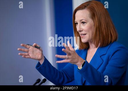 Washington, DC, USA. April 2021. Jen Psaki, die Pressesprecherin des Weißen Hauses, spricht während einer Pressekonferenz im James Brady Press Briefing Room des Weißen Hauses in Washington, DC, USA, am Montag, den 19. April, 2021. Sekretär Psaki sprach über Impfungen gegen Coronaviren und den Derek-Chauvin-Prozess. Quelle: Sarah Silbiger/Pool via CNP, weltweite Nutzung Quelle: dpa/Alamy Live News Stockfoto