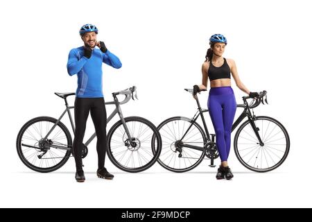 Junge Radsportlerinnen und -Radfahrer, die sich isoliert auf ihre Fahrräder stützen Auf weißem Hintergrund Stockfoto
