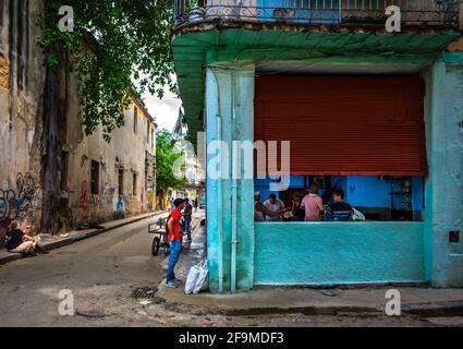 Havanna, Kuba, Juli 2019, urbane Szene durch ein Lebensmittelgeschäft im ältesten Teil der Stadt Stockfoto