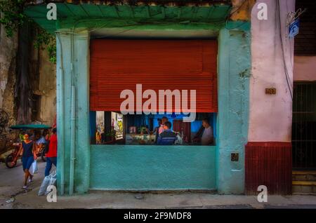 Havanna, Kuba, Juli 2019, urbane Szene durch ein Lebensmittelgeschäft im ältesten Teil der Stadt Stockfoto