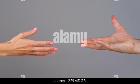 Helfende Hand. Zwei Hände. Unterstützung in Beziehungen. Konzept der Solidarität, des Mitgefühls und der Nächstenliebe. Stockfoto