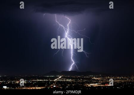 Ein dramatischer Blitzschlag bei einem Gewitter über Phoenix, Arizona Stockfoto