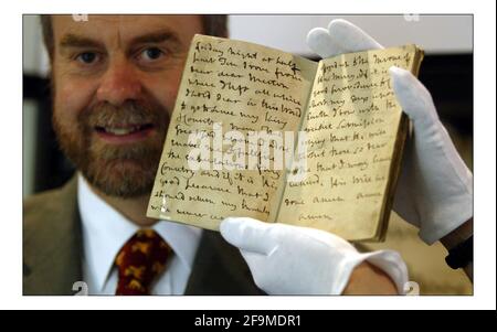 Prof. Andrew Lambert mit einem Codicil von Nelson, Teil der Leben hinter den Legenden eine Ausstellung im National Archive.Bild David Sandison 21/5/2005 Stockfoto