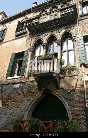 Schöne architektonische Merkmale eines Gebäudes in Venedig, Italien. Stockfoto