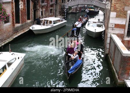 Touristen auf einer Gondelfahrt in Venedig, Italien. Stockfoto