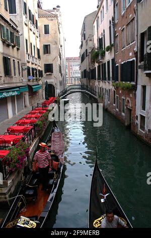 Venedig, Italien. Gondeln und Gondoliere auf einem schmalen Kanal. Stockfoto