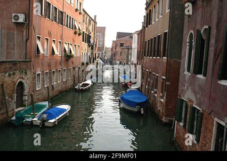 Kanal in Venedig, Italien, mit Booten an den Seiten angedockt Stockfoto