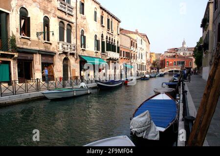 Kanal in Venedig, Italien, mit Booten an den Seiten angedockt Stockfoto