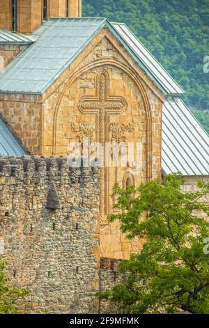 Jvari-Kloster - Georgisches UNESCO-Weltkulturerbe aus dem 6. Jahrhundert - Nahaufnahme Von geschnitzten Kreuz auf einem Turm mit alten Burg wie Struktur in vorwegr Stockfoto