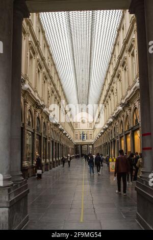 Die Galleries Royales Saint-Hubert de Bruxelles ist ein Komplex aus drei kommerziellen Durchgängen, die über ihre gesamte Länge mit Arkadenverglasung bedeckt sind. Sie Stockfoto