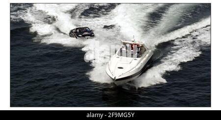 Richard Branson fährt seine Gibbs Aquada während seiner Rekordzeit Über den Kanal von Dover nach Calais.pic David Sandison 14/6/2004 Stockfoto