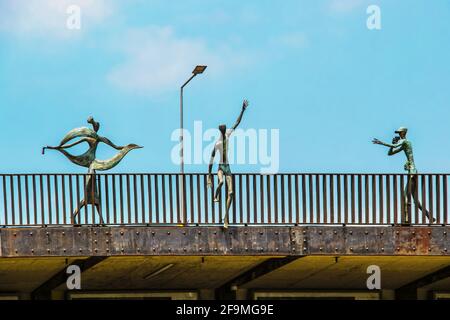 2019 07 19 Tiflis Georgien - verspielte Bronzestatuen von Ali und Nino - berühmte literarische Helden und ein Fotograf auf Barataschwili Brücke - die Brücke von Stockfoto