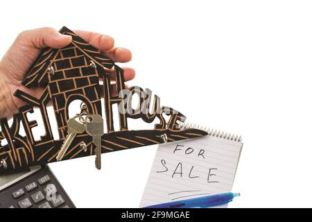 Nahaufnahme eines hölzernen Schlüsselhalters mit zwei isolierten Schlüsseln auf weißem Hintergrund. Schweden. Stockfoto