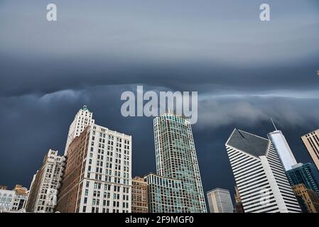 Dramatische Sturmwolken sammeln sich über der Skyline von Chicago Stockfoto