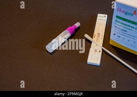 BAMBERG, DEUTSCHLAND - 8.4.2021. Covid-19 Antigen Test Kit für einen schnellen Covid-Check von Hotgen vor schwarzem Hintergrund. Hochwertige Fotos Stockfoto