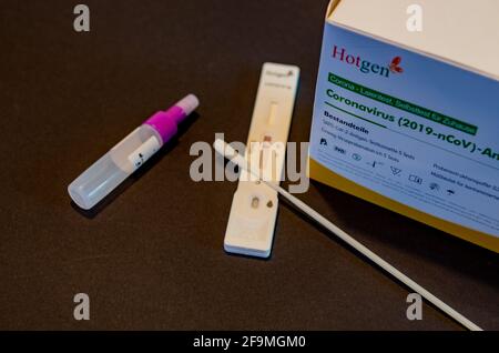 BAMBERG, DEUTSCHLAND - 8.4.2021. Covid-19 Antigen Test Kit für einen schnellen Covid-Check von Hotgen vor schwarzem Hintergrund. Hochwertige Fotos Stockfoto